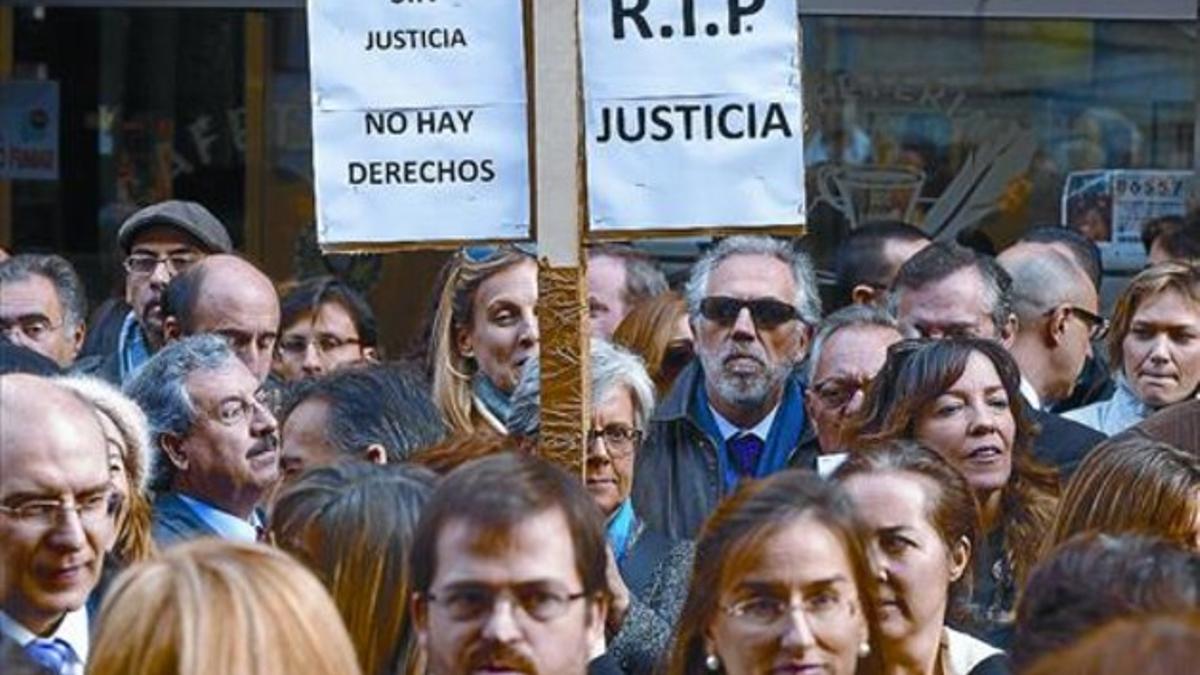 Protesta de jueces, fiscales y funcionarios contra las tasas judiciales, el 23 de noviembre, en Barcelona.