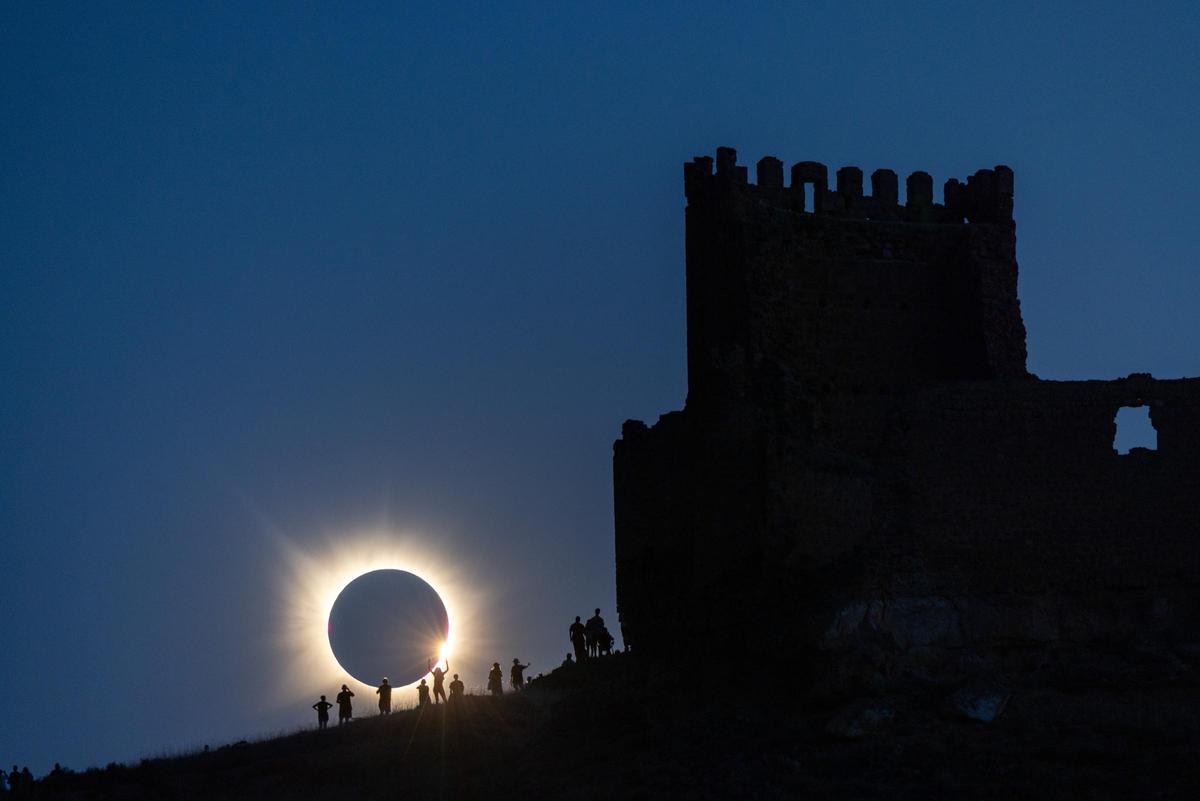 El castillo de la Raya en Monteagudo de las Vicarias (en Soria) desde Pozuel de Ariza (Zaragoza), durante el eclipse total de Sol.