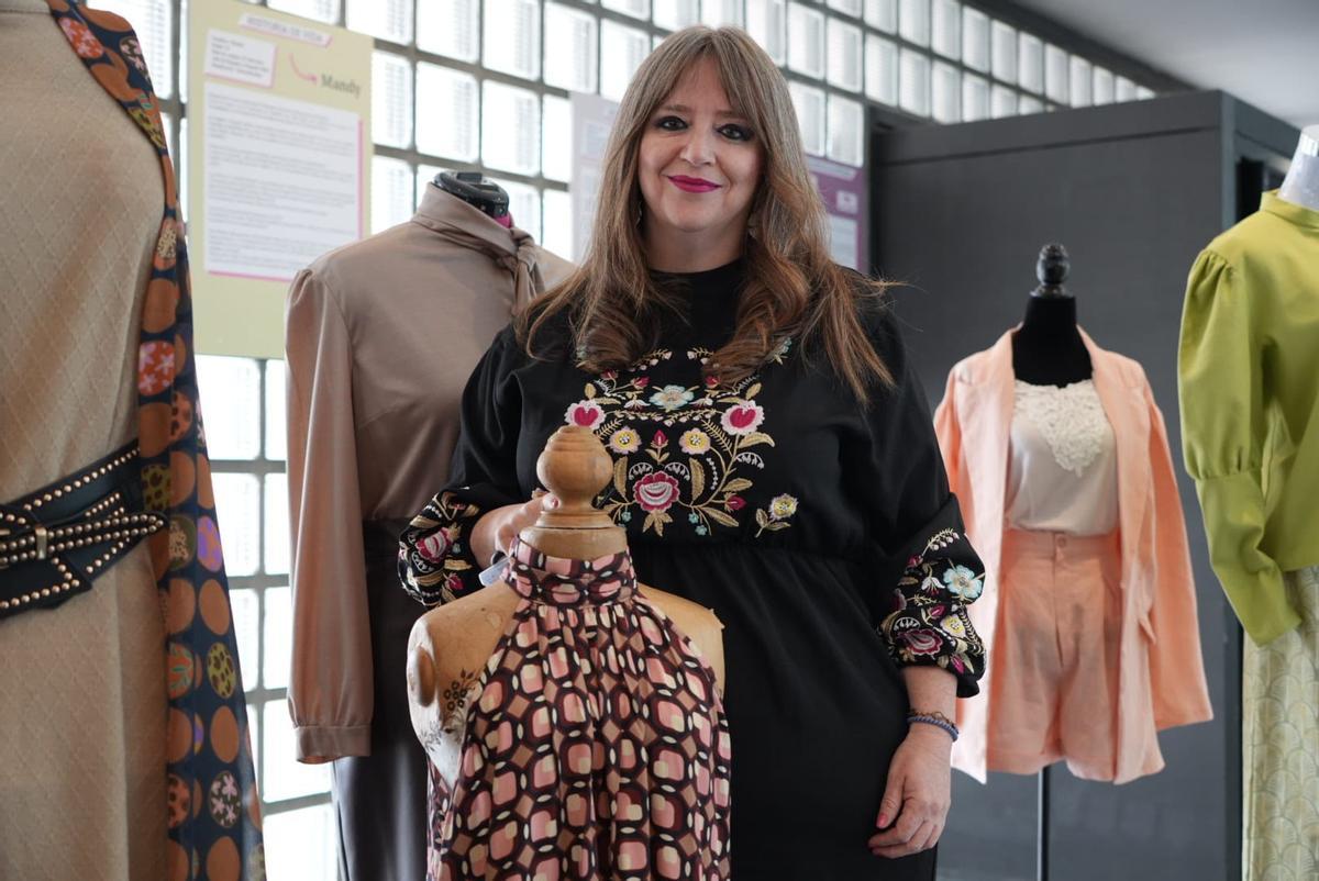 Lupe Plaza, monitora del taller textil de APRAMP en Badajoz.