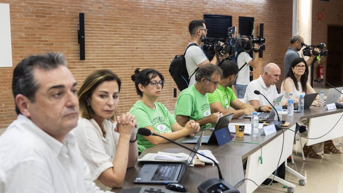 Mesa de negociacion entre la conselleria, STEPV, UGT PV, CCOO PV, CSIF Y ANPE durante la pasada huelga