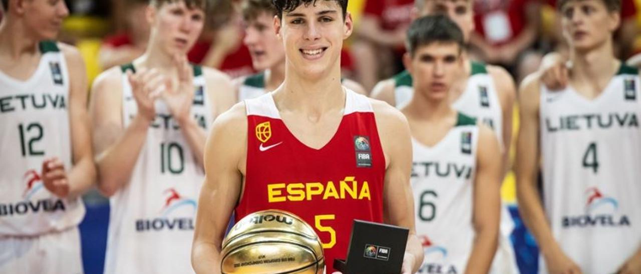 Mario Saint Supéry, con el trofeo de MVP