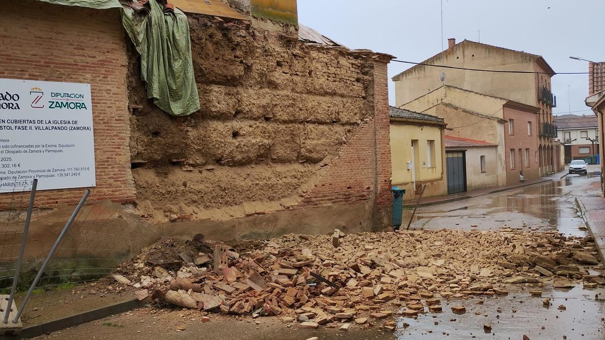 Desprendimiento de un muro en la iglesia de San Pedro de Villalpando