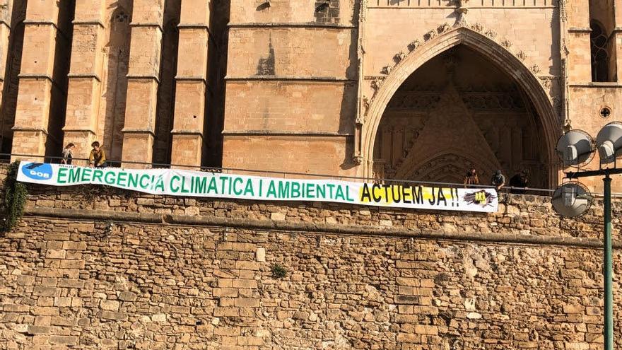 El GOB cuelga una pancarta en la catedral para denunciar la emergencia climática