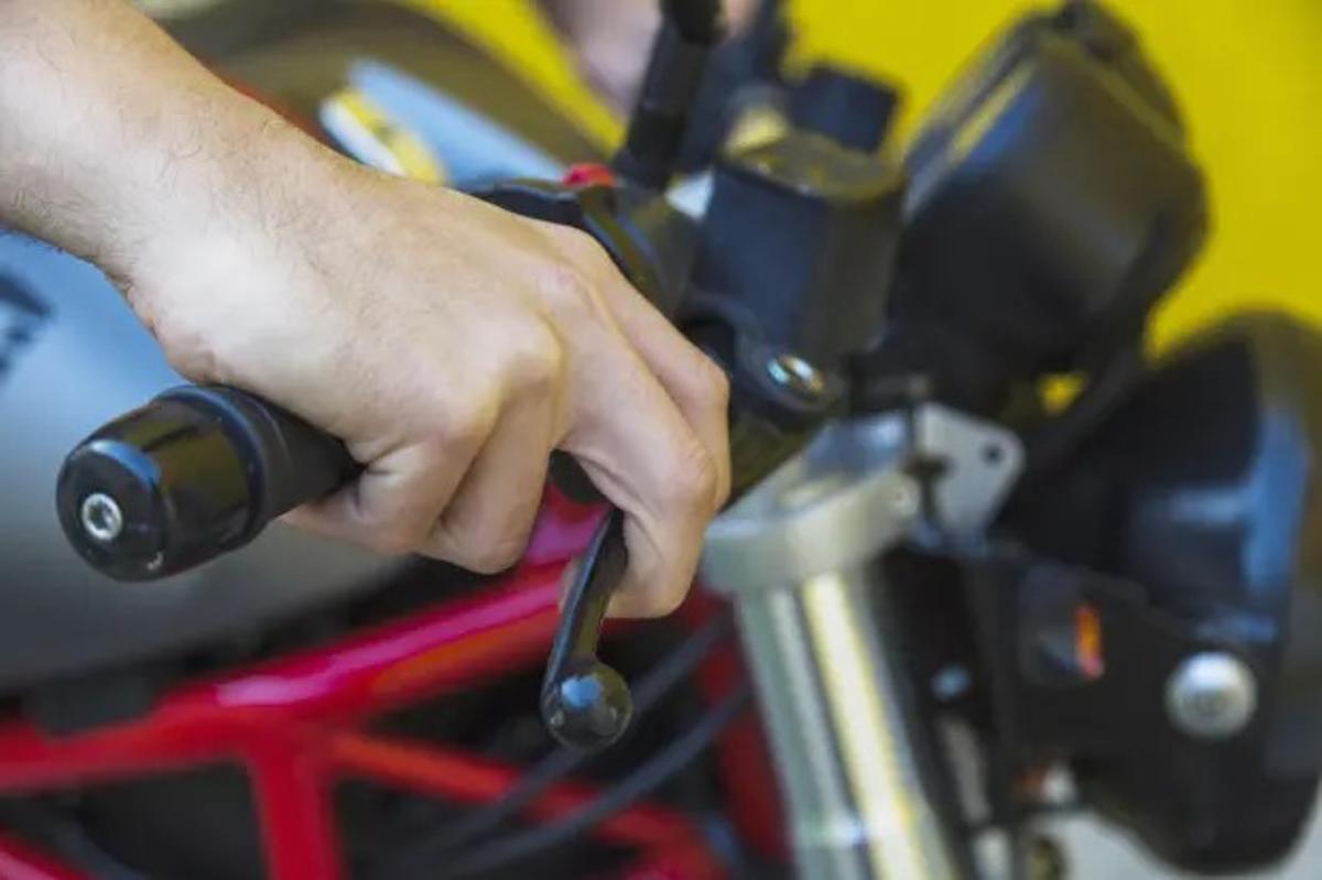 Un correcto frenado en la moto puede salvarte la vida
