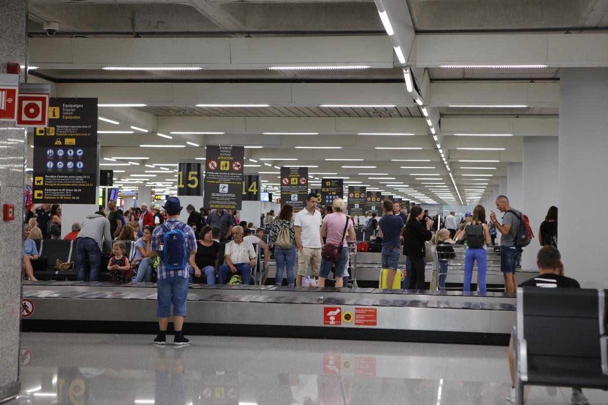 Touristen am Gepäckband im Flughafen von Palma