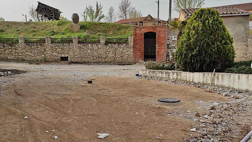 Una de las calles de Corrales levantada por las obras. | Cedida