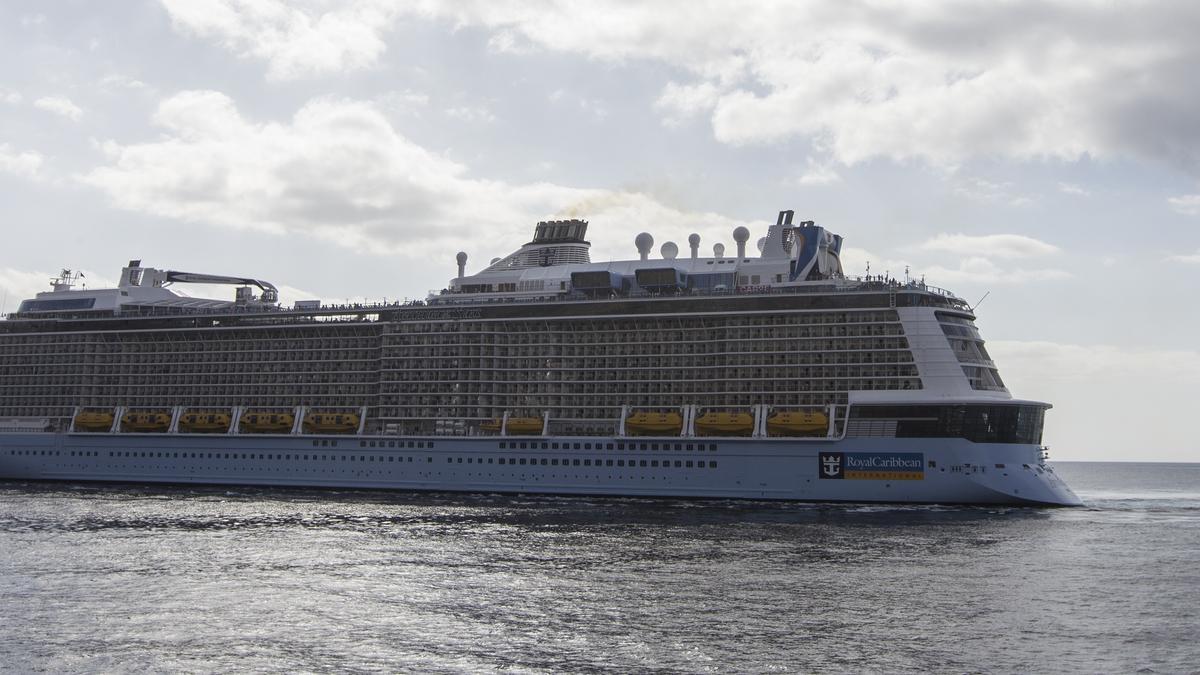 Un crucero en el Puerto de la capital tinerfeña.