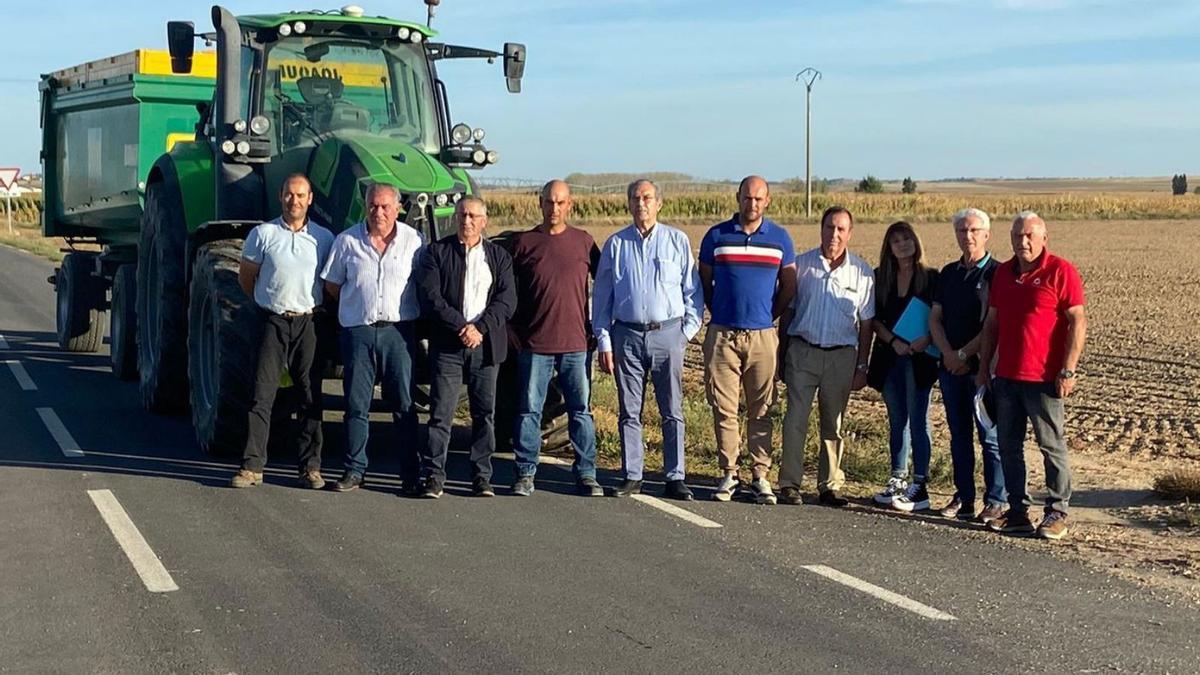 Los representantes de la comarca durante la reunión con motivo del carril bici hacia Zamora. | Cobadu