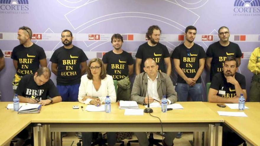 Representantes del PSOE con una delegación de los BRIF.