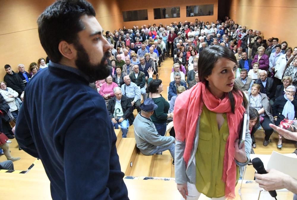 Asamblea de vecinos en el centro cívico de Eirís con Silvia Cameán y Xiao Varela