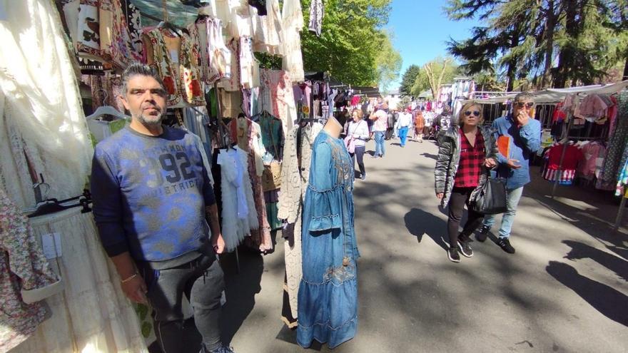 El mercado semanal de Sama no quiere moverse del parque: los vendedores ambulantes rechazan retornar al entorno del Ayuntamiento