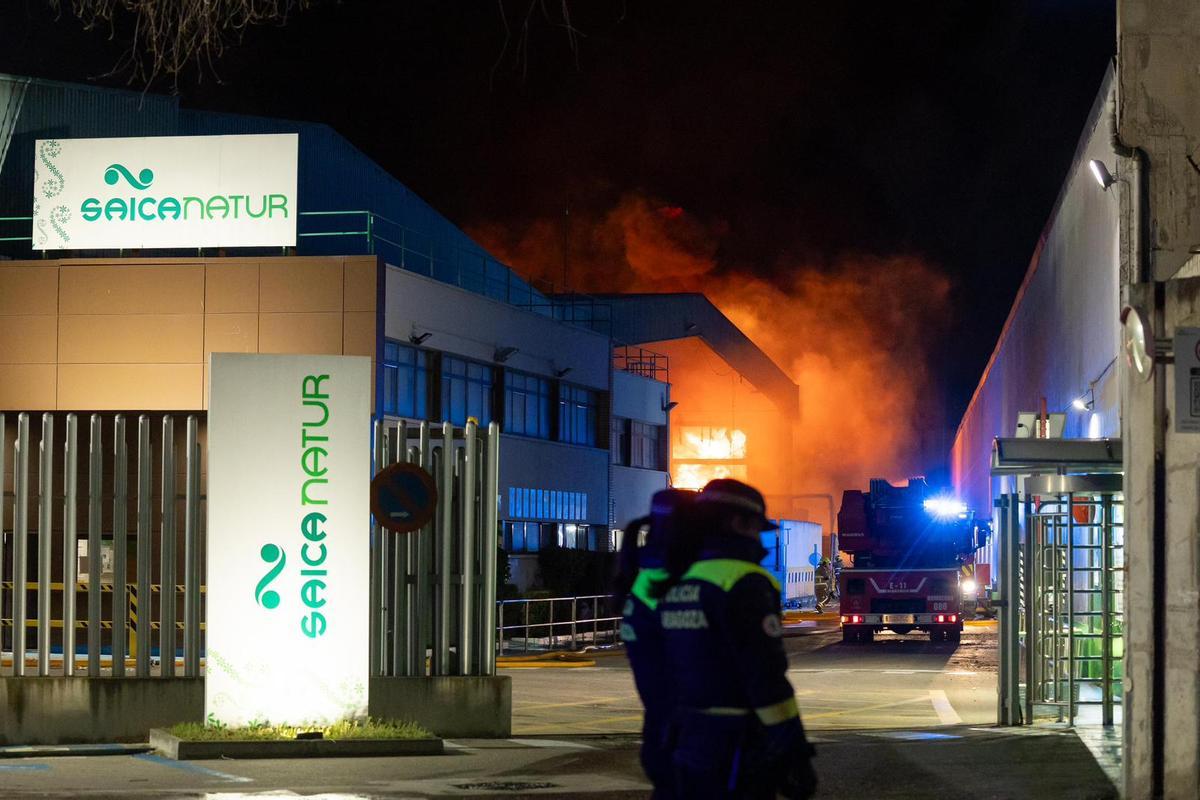 En imágenes I Incendio en la planta de Saica en Zaragoza
