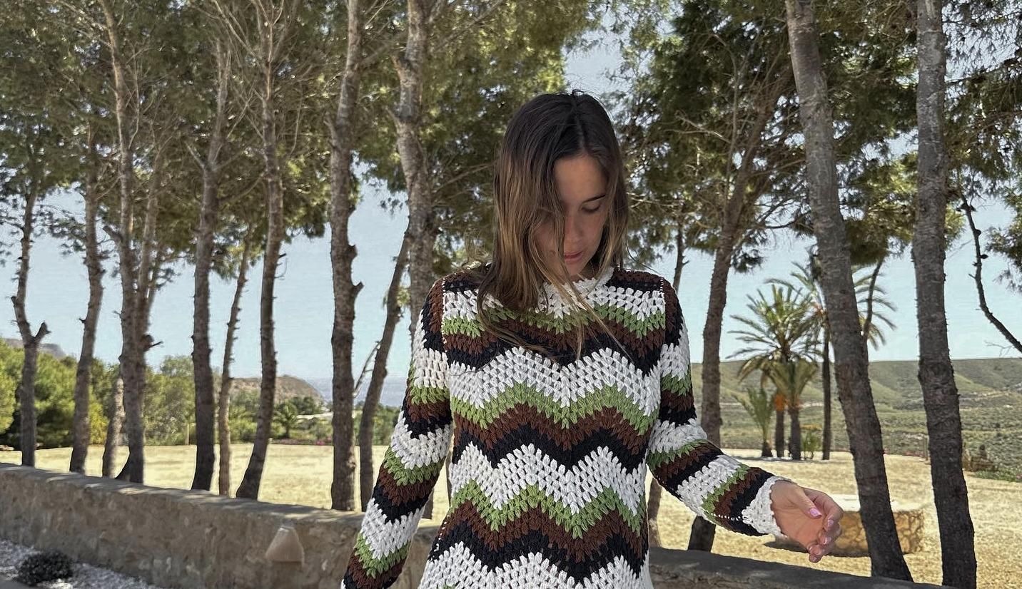 María Pombo con vestido de crochet de Mango