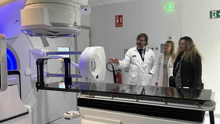 El aelerador lineal desde el que se aplica el tratamiento de radioterapia oncológica