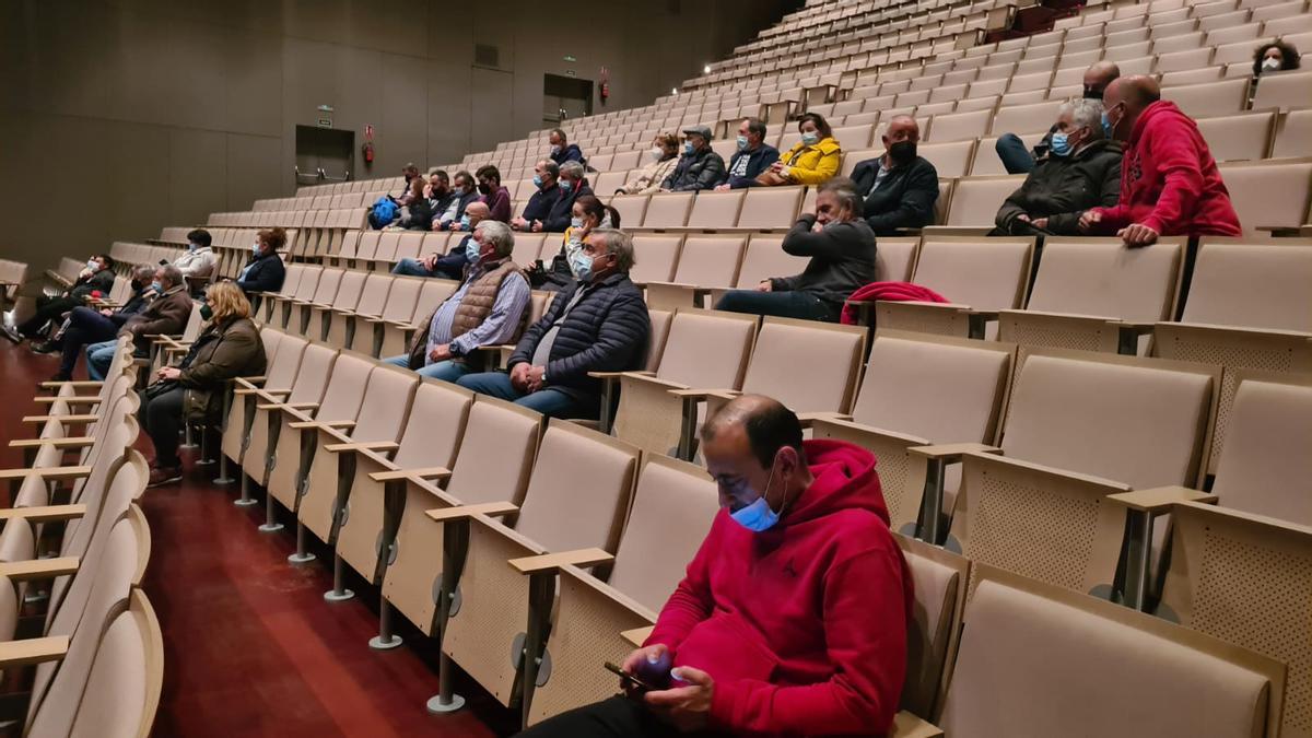 Algunos de los socios asistentes a la asamblea.