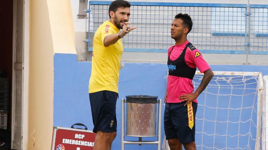 Eder Sarabia conversa con el extremo Jonathan Viera en un entrenamiento