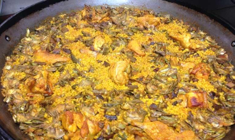 La paella de conejo, robellones y alcachofas con arroz bomba que plantea el Restaurante Estela.