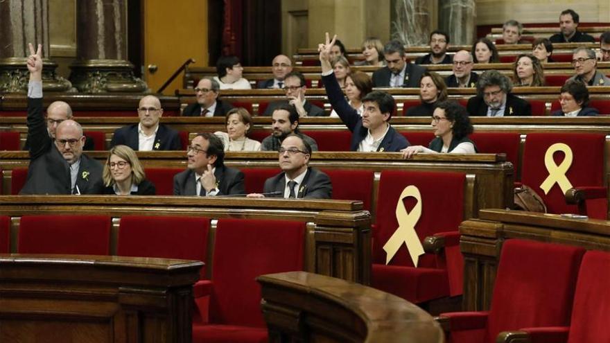 El Parlament rechaza la destitución &quot;ilegal&quot; de Puigdemont y avala el 1-O