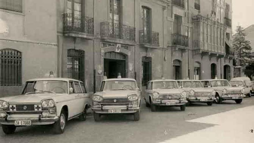 El parque de ambulancias de Cruz Roja espera a la puerta de su anterior sede, en la calle Víctor Gallego.