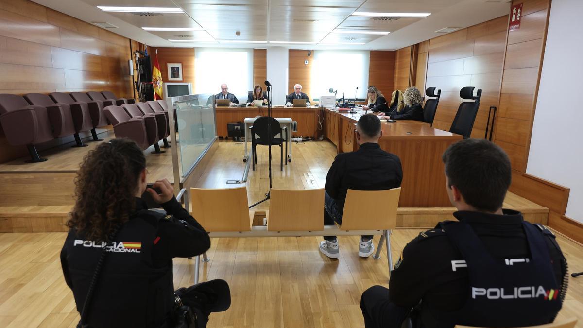 Imagen del condenado, sentado en el banquillo durante el juicio.