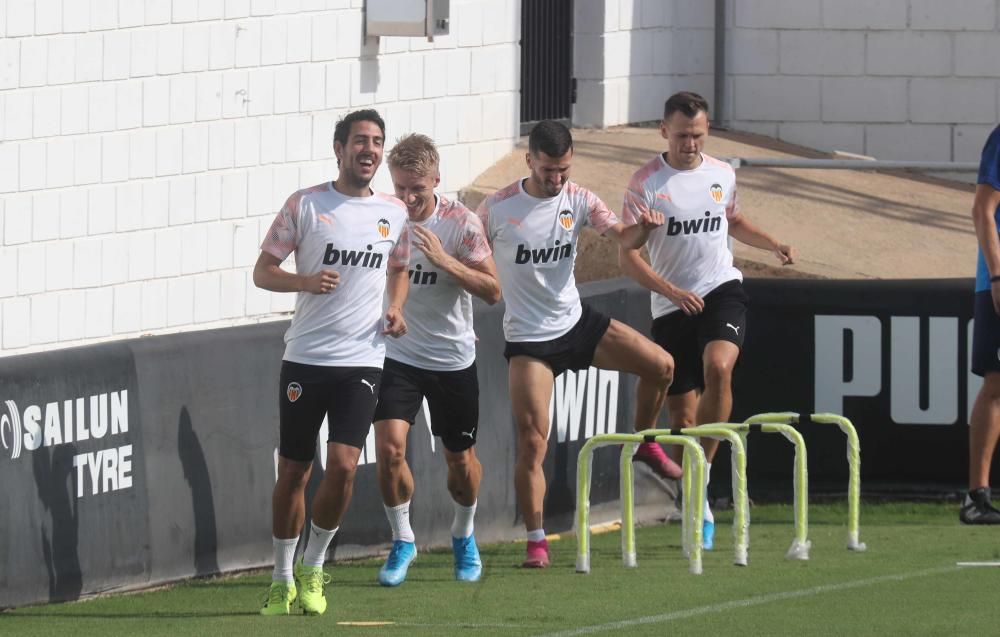 Anil Murthy, atento al entrenamiento del Valencia