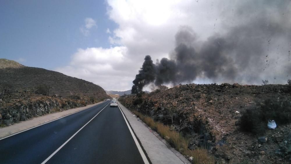 Aparatoso incendio en un desguace de Arona