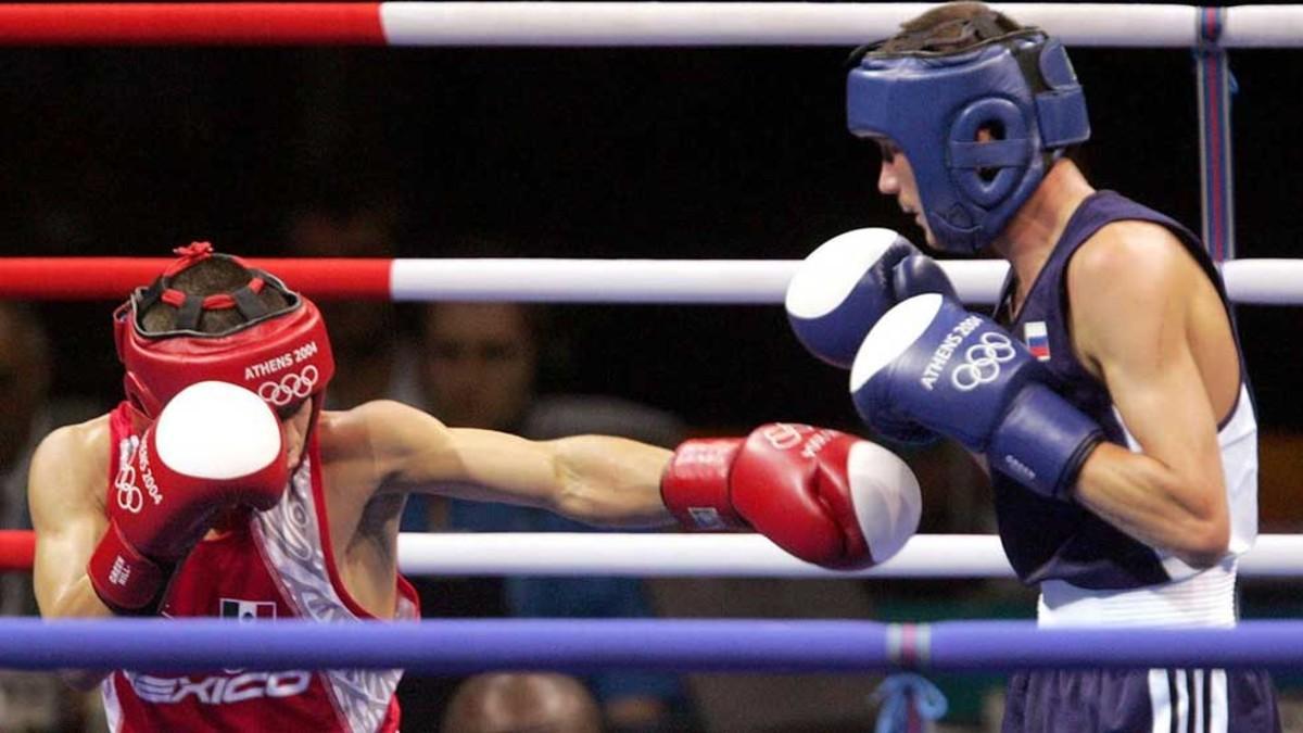 Raul Castañeda (i) y Sergey Kazakov, durante el combate disputado en Atenas 2004