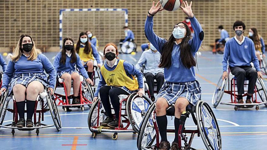 Alumnos jugando ayer al baloncesto adaptado en el polideportivo del colegio San Ignacio. | Irma Collín