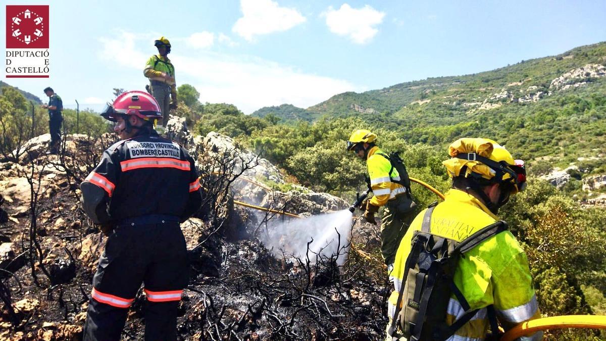 Imagen de los bomberos trabajando en labores de extinción del incendio producido en la Tinença de Benifassà.