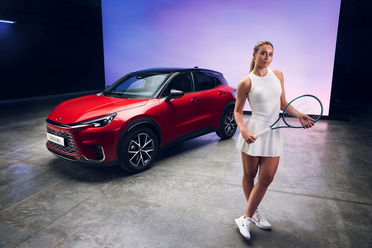Paula Badosa, junto al SUV compacto Lexus LBX.