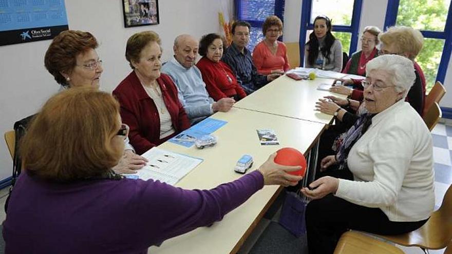 Un taller de prevención de la dependencia en el centro de mayores del Barrio de las Flores. / víctor echave