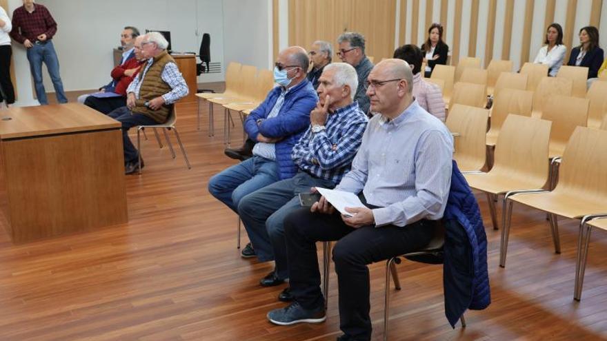 En el centro, los acusados Alfredo Rodríguez, Avelino Fernández y Antonio Fernández Comesaña en la primera sesión del juicio por prevaricación administrativa. |   // A. VILLAR