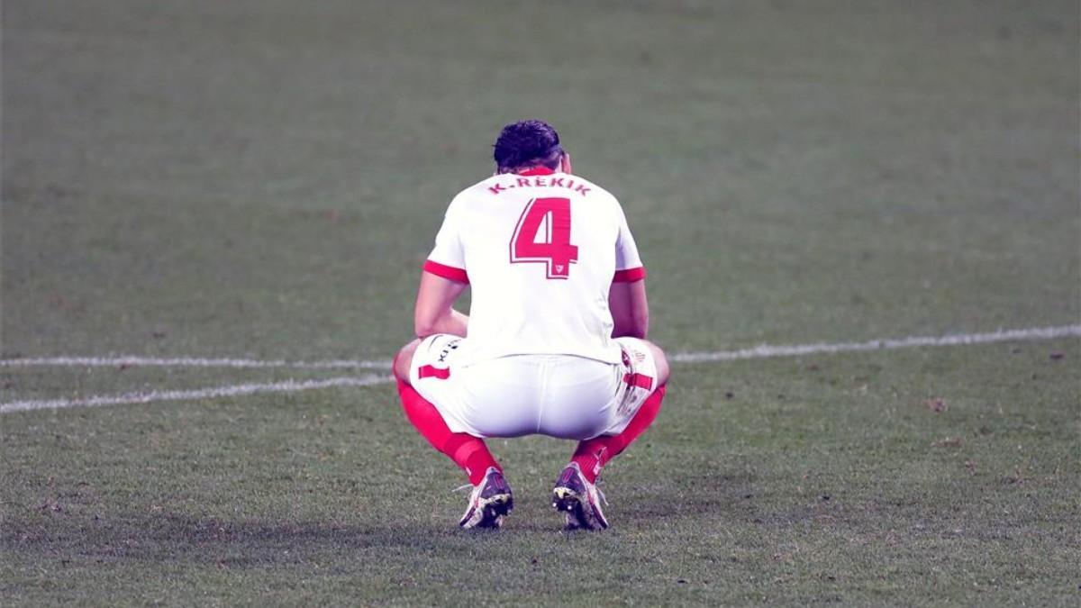 Karim Rekik, desconsolado tras la eliminación del Sevilla.
