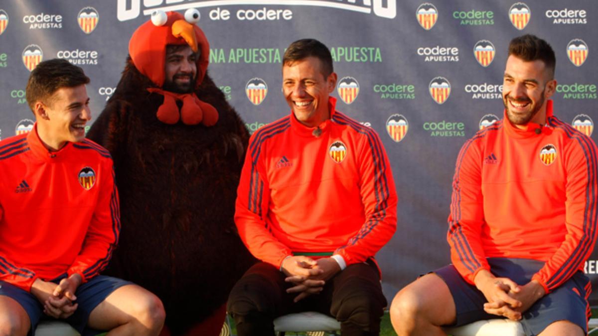 Los tres jugadores del Valencia en un acto promocional