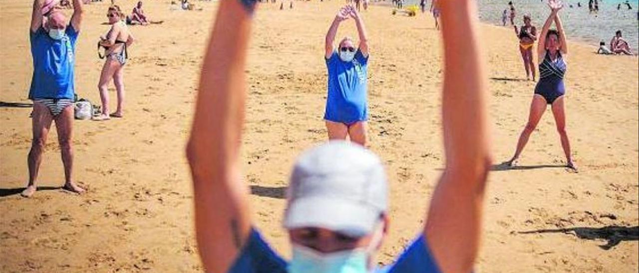 Personas mayores durante una actividad en la playa de Las Teresitas, en Santa Cruz.