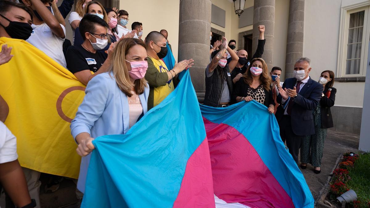 Diputados regionales y representantes de los colectivos LGTBI celebran el consenso.