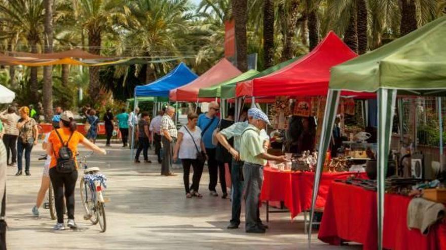 Los puestos de mercadillo del Paseo de la Estación.