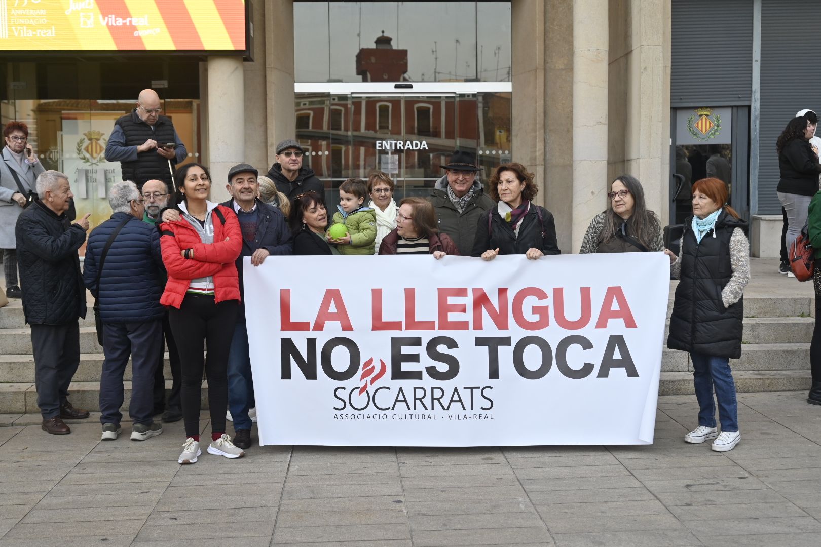 Vila-real es concentra davant la consulta lingüística per dir 'Sí al valencià'