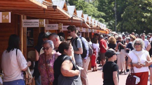 Aspecto de la Feria del Queso y del Vino, ayer, en  Las Meanas.  | MARIO CANTELI
