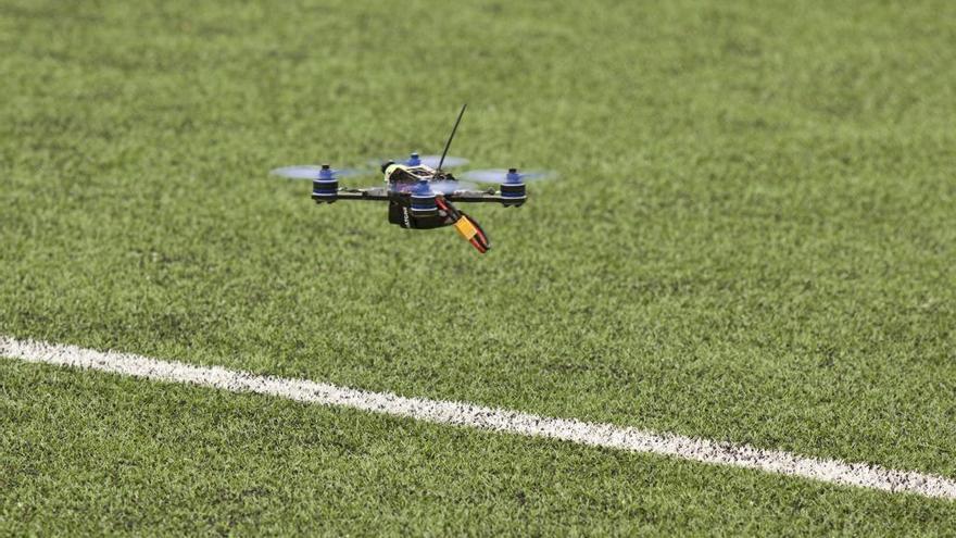 Un dron en una exhibición celebrada en la comarca del Nalón.