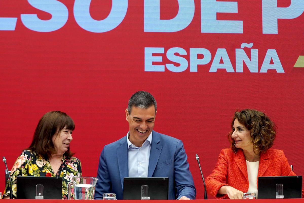 Pedro Sánchez, junto a Cristina Narbona y María Jesús Montero, este lunes en la sede del PSOE.