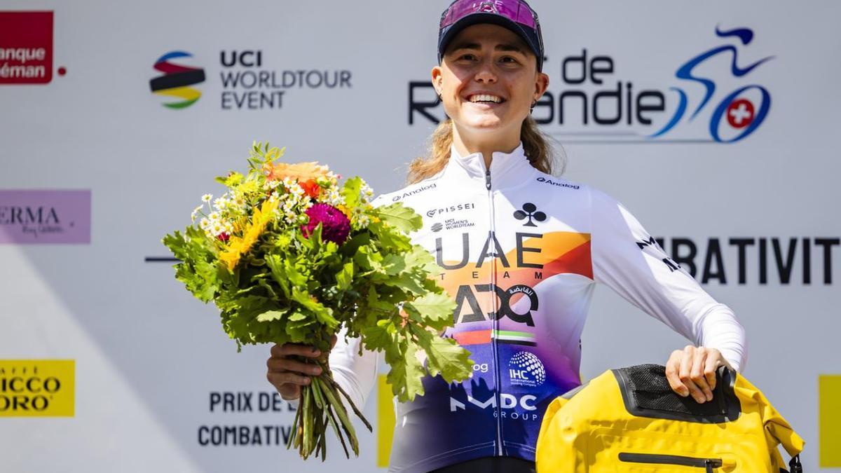 Paula Blasi sonríe como primer líder en la cita de Romandía