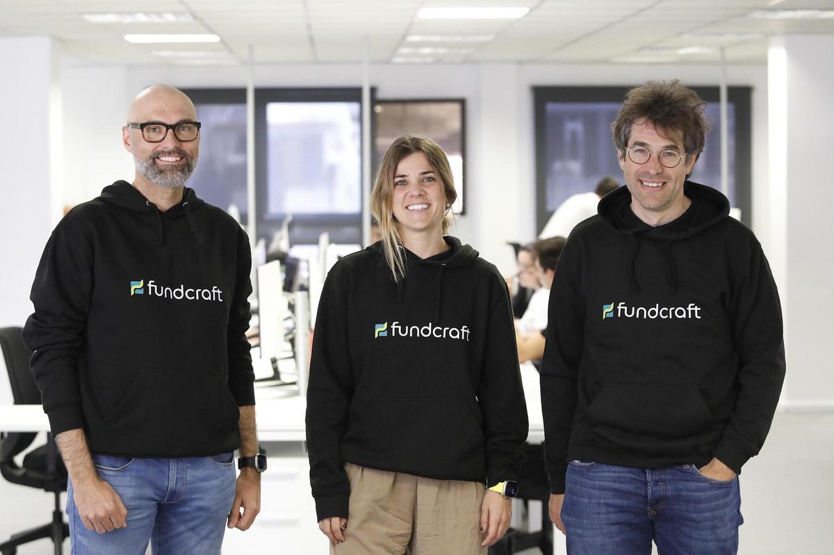 Victor Martin, CTO; Olga Porro, CPO de Fundcraft; i Julien de Mayer, CEO, a la seu de Girona.