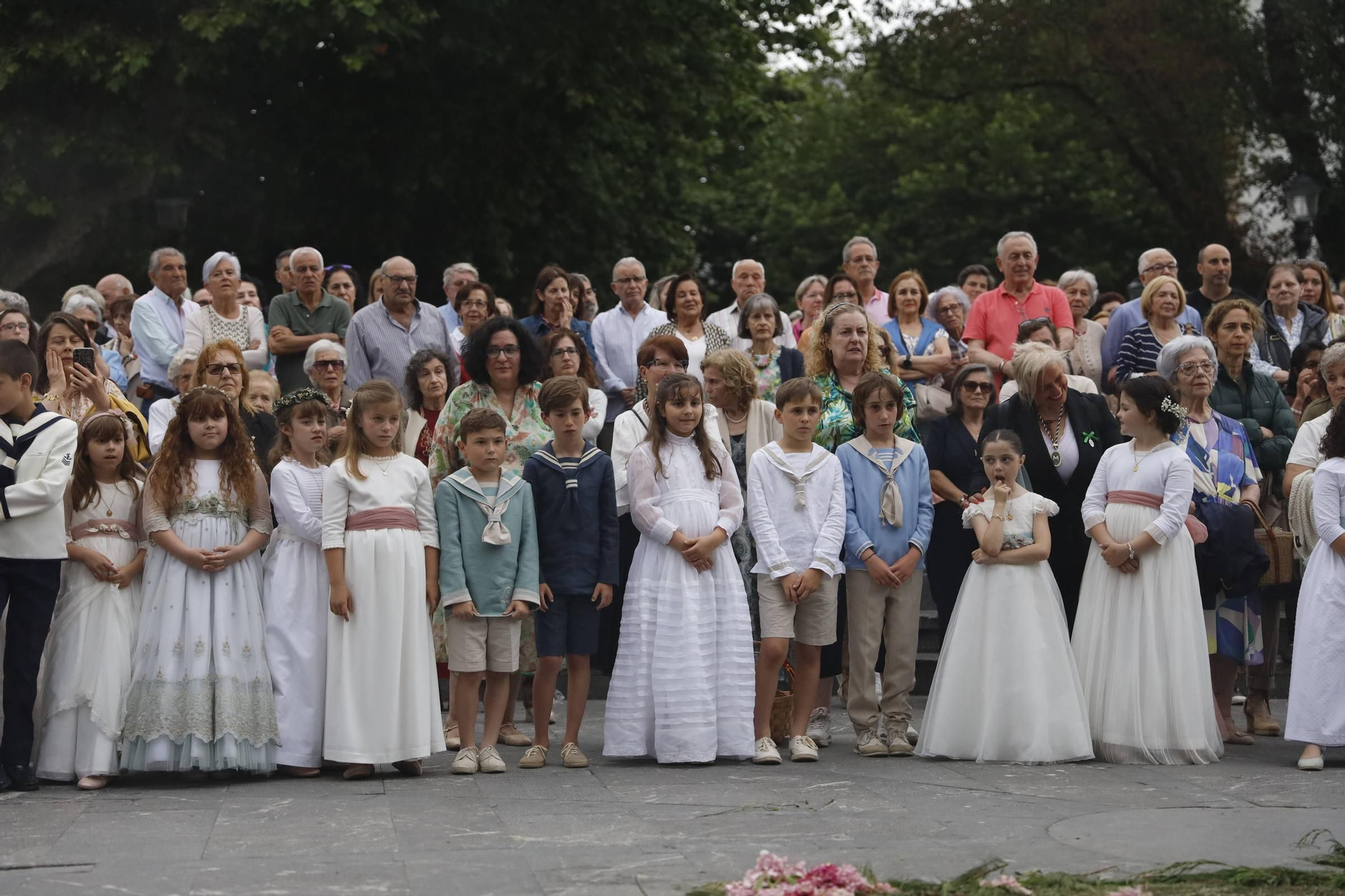 Pétalos, incienso, niños... así fue la procesión del Corpus Christi en Gijón (en imágenes)