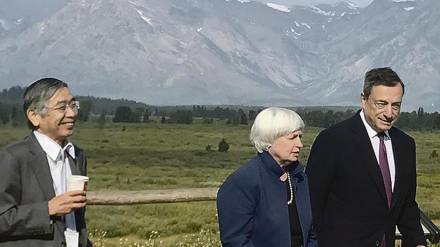 Haruhiko Kuroda, Janet Yellen y Mario Dragui.