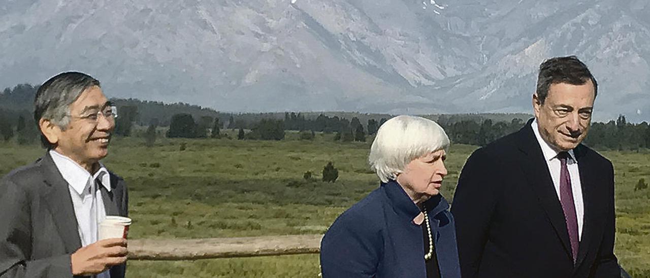 Jackson hole. Por la izquierda, Haruhiko Kuroda (presidente del Banco de Japón), Janet Yellen (Fed) y Mario Draghi (BCE), el viernes, en la cumbre de banqueros centrales en Wyoming (EE UU).  // Reuters