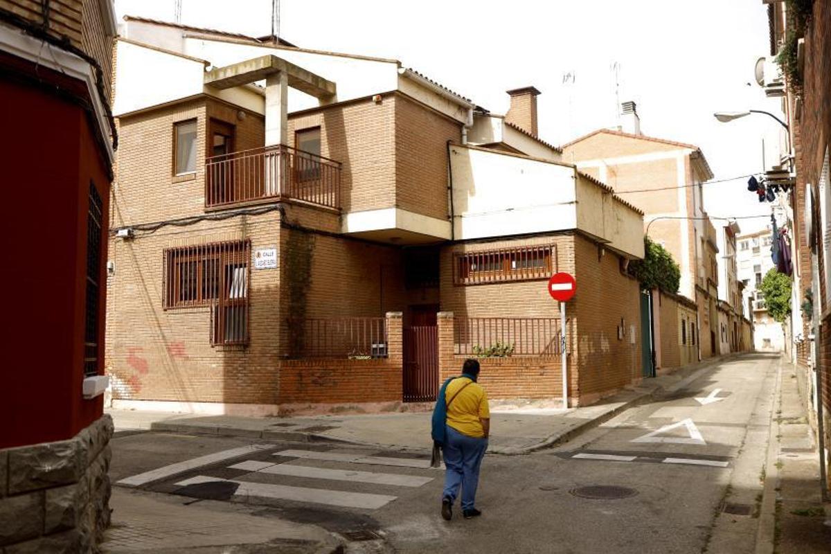 Una calle del barrio de Torrero con estrechas aceras.  | MIGUEL ÁNGEL GRACIA