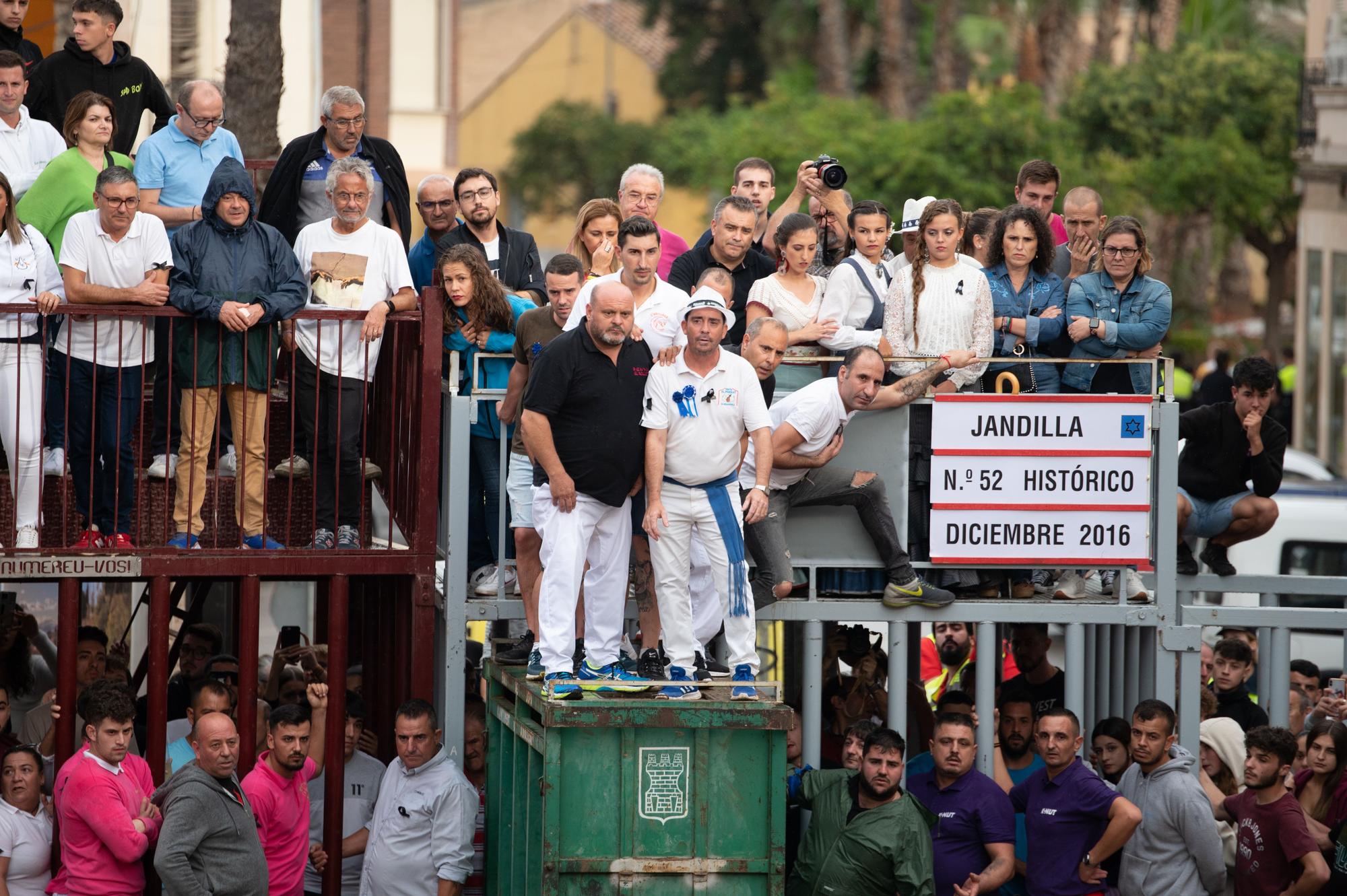 Las fotos de una tarde taurina de Almassora de luto y pasada por agua