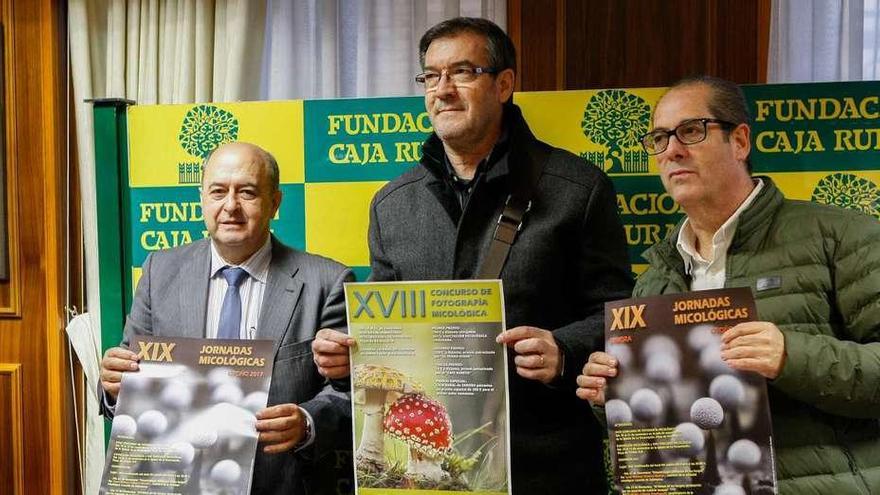 Desde la izquierda, Feliciano Ferrero, de Caja Rural, y a su lado Javier Martín y Pedro Pérez, de la Asociación Micológica Zamorana.