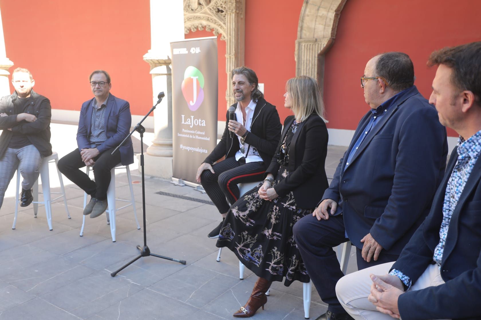 FOTOGALERÍA | Así ha sido la tertulia cantada dentro de la campaña #yoapoyoalajota en el Museo de Zaragoza